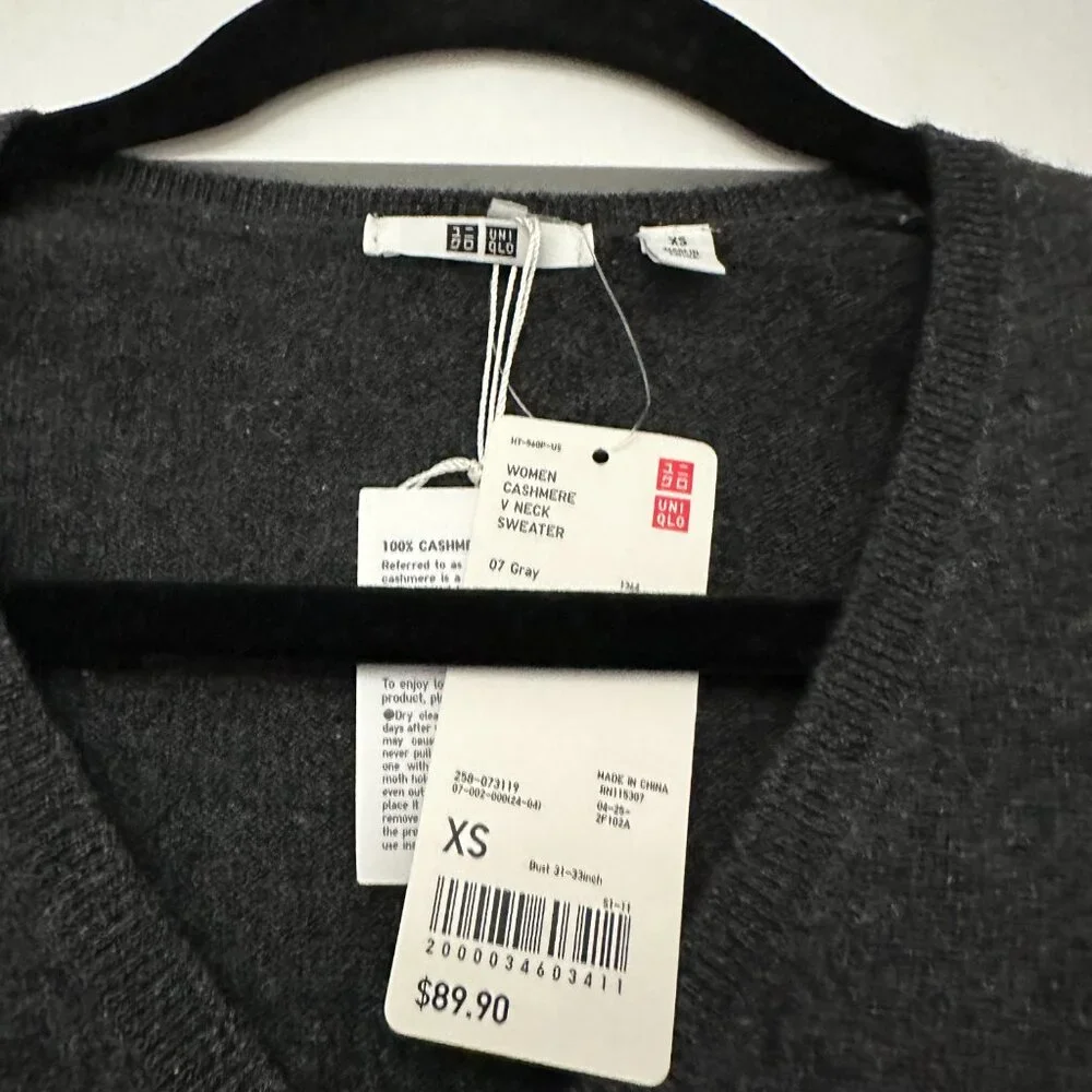 NWT Uniqlo Cashmere 100% V Neck Sweater - Picture 2 of 4